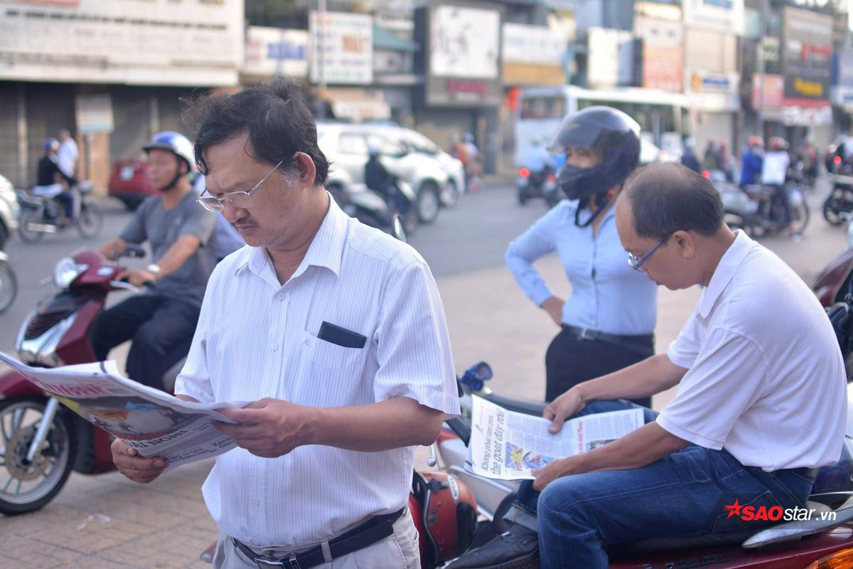 Trường thi gần đến thế nhưng phụ huynh vẫn ở lại ngóng chờ con, có những ngày này mới hiểu thêm tấm lòng cha mẹ Ảnh 8