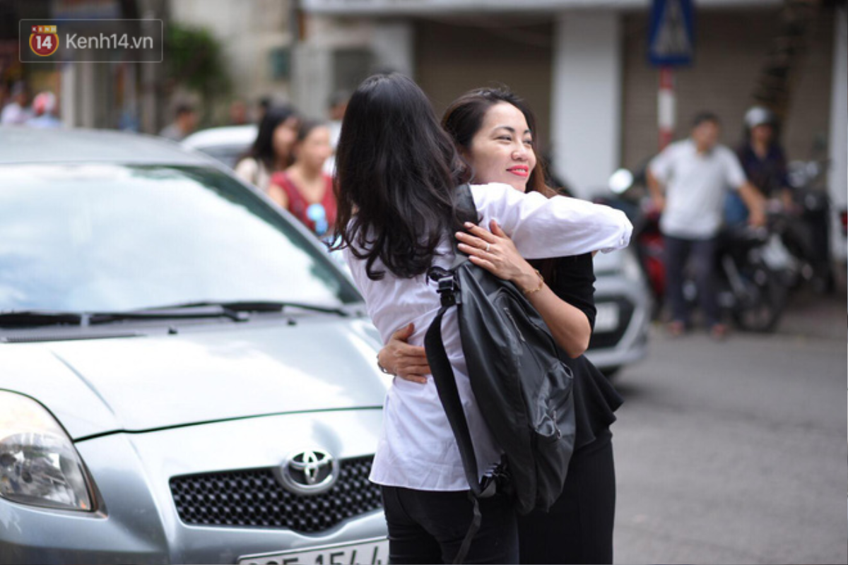 Thí sinh thi THPT QG là cảnh sát cơ động, bị thương ở tay, phải nhờ cán bộ coi thi chép bài hộ Ảnh 7