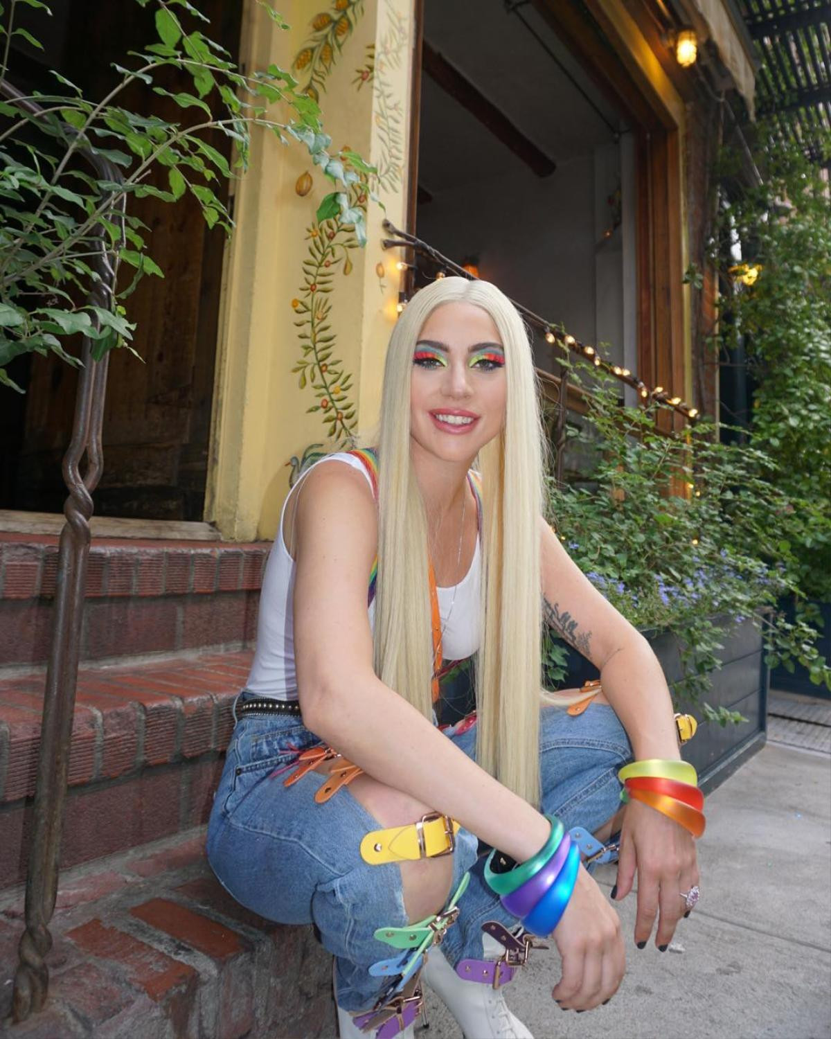 'Nữ quái' Lady Gaga diện quần jean 7 sắc cầu vồng ủng hộ cộng đồng LGBT Ảnh 2