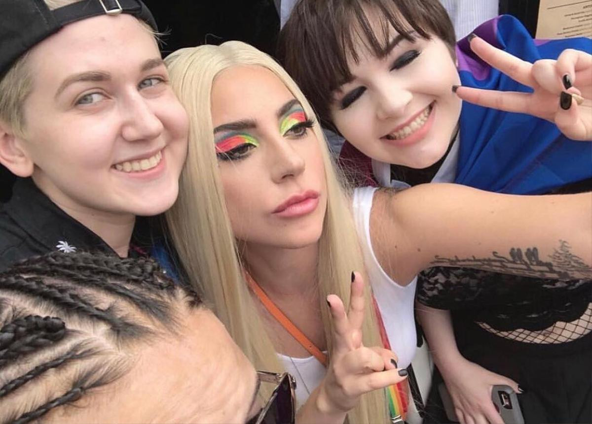 'Nữ quái' Lady Gaga diện quần jean 7 sắc cầu vồng ủng hộ cộng đồng LGBT Ảnh 3