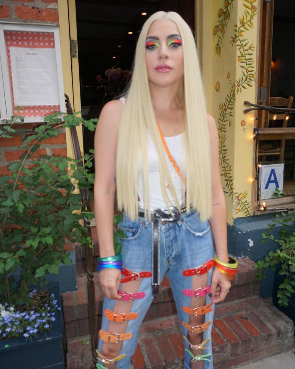 'Nữ quái' Lady Gaga diện quần jean 7 sắc cầu vồng ủng hộ cộng đồng LGBT Ảnh 1