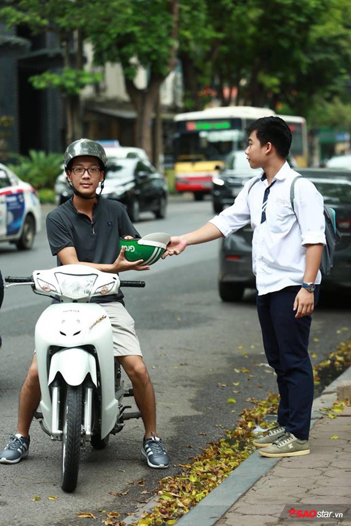 Sĩ tử đến sớm trước giờ 'G' cả tiếng, tình nguyện viên tranh thủ chụp ảnh cùng CSGT trước khi vào thi môn Toán THPT quốc gia Ảnh 7