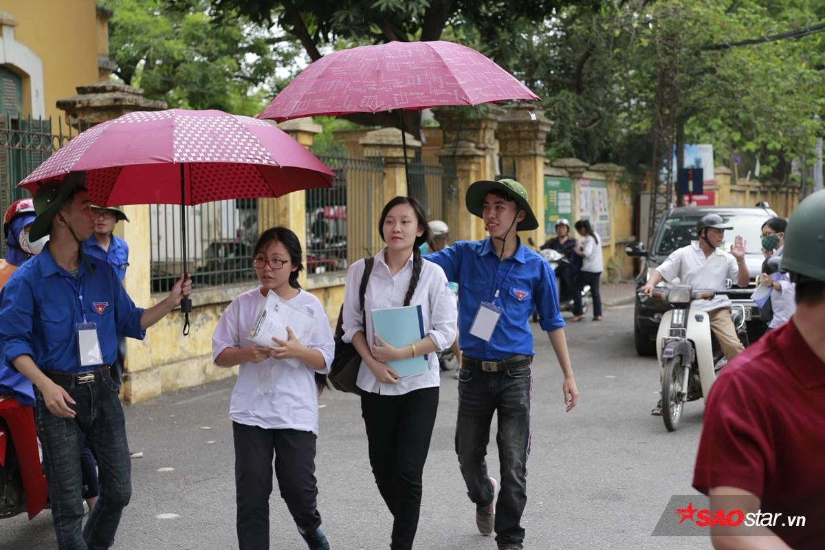 Hà Nội đổ mưa như càng chứng tỏ tấm lòng đẹp của sinh viên tình nguyện: Mặc người ướt vẫn nhường ô, áo mưa cho sĩ tử dự thi Ảnh 3