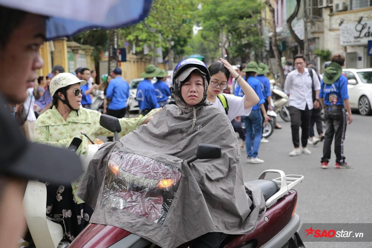 Hà Nội đổ mưa như càng chứng tỏ tấm lòng đẹp của sinh viên tình nguyện: Mặc người ướt vẫn nhường ô, áo mưa cho sĩ tử dự thi Ảnh 8