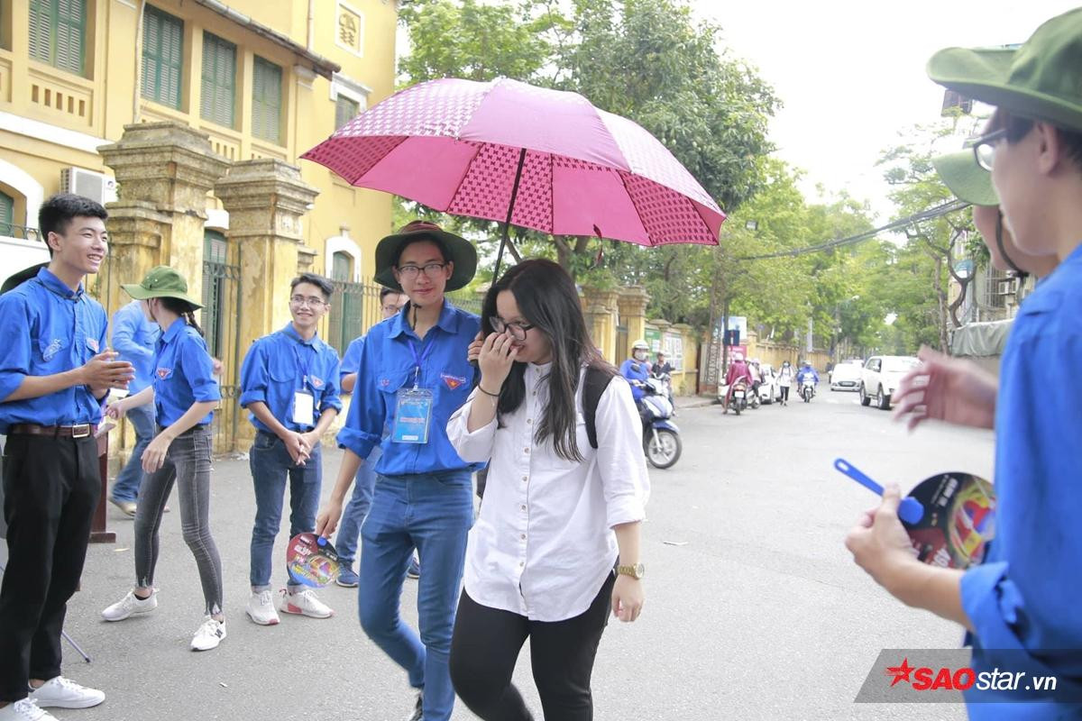 Hà Nội đổ mưa như càng chứng tỏ tấm lòng đẹp của sinh viên tình nguyện: Mặc người ướt vẫn nhường ô, áo mưa cho sĩ tử dự thi Ảnh 4