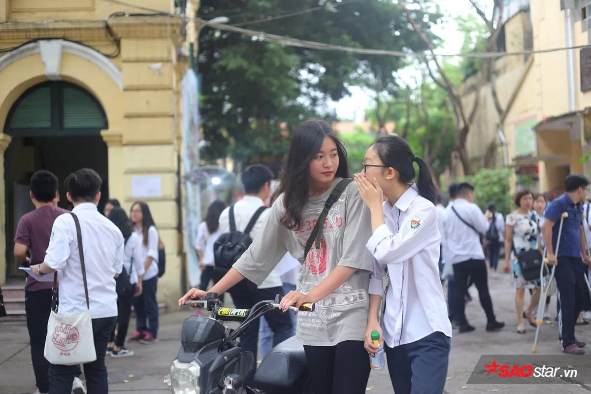 Hà Nội đổ mưa như càng chứng tỏ tấm lòng đẹp của sinh viên tình nguyện: Mặc người ướt vẫn nhường ô, áo mưa cho sĩ tử dự thi Ảnh 9