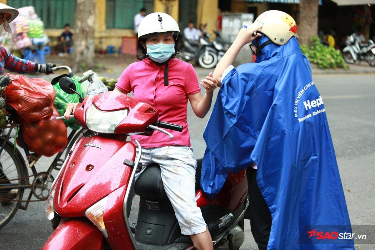 Hà Nội đổ mưa như càng chứng tỏ tấm lòng đẹp của sinh viên tình nguyện: Mặc người ướt vẫn nhường ô, áo mưa cho sĩ tử dự thi Ảnh 5