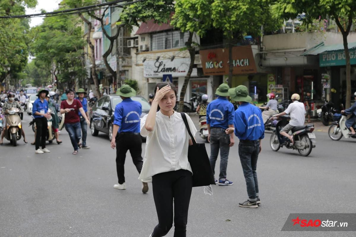 Hà Nội đổ mưa như càng chứng tỏ tấm lòng đẹp của sinh viên tình nguyện: Mặc người ướt vẫn nhường ô, áo mưa cho sĩ tử dự thi Ảnh 6