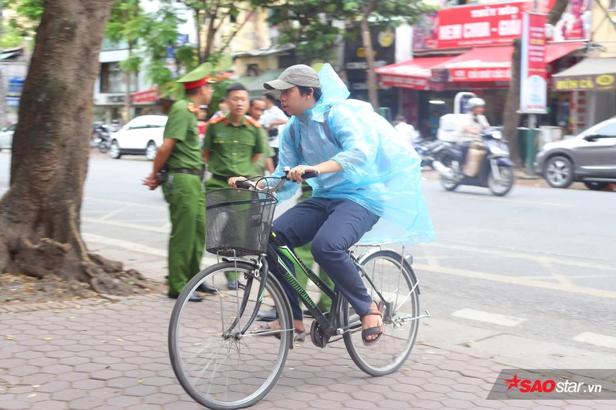 Sát giờ thi môn Toán, Hà Nội bất ngờ đổ mưa, nhiều thí sinh 'co cẳng' chạy cấp tốc vào phòng thi vì sắp muộn giờ Ảnh 1