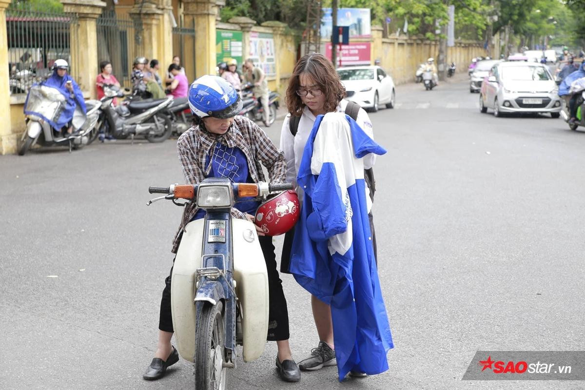 Sát giờ thi môn Toán, Hà Nội bất ngờ đổ mưa, nhiều thí sinh 'co cẳng' chạy cấp tốc vào phòng thi vì sắp muộn giờ Ảnh 11