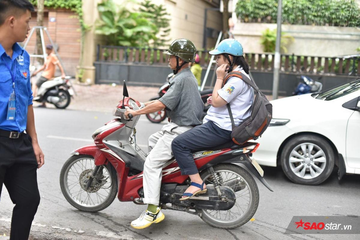 Sát giờ thi môn Toán, Hà Nội bất ngờ đổ mưa, nhiều thí sinh 'co cẳng' chạy cấp tốc vào phòng thi vì sắp muộn giờ Ảnh 20