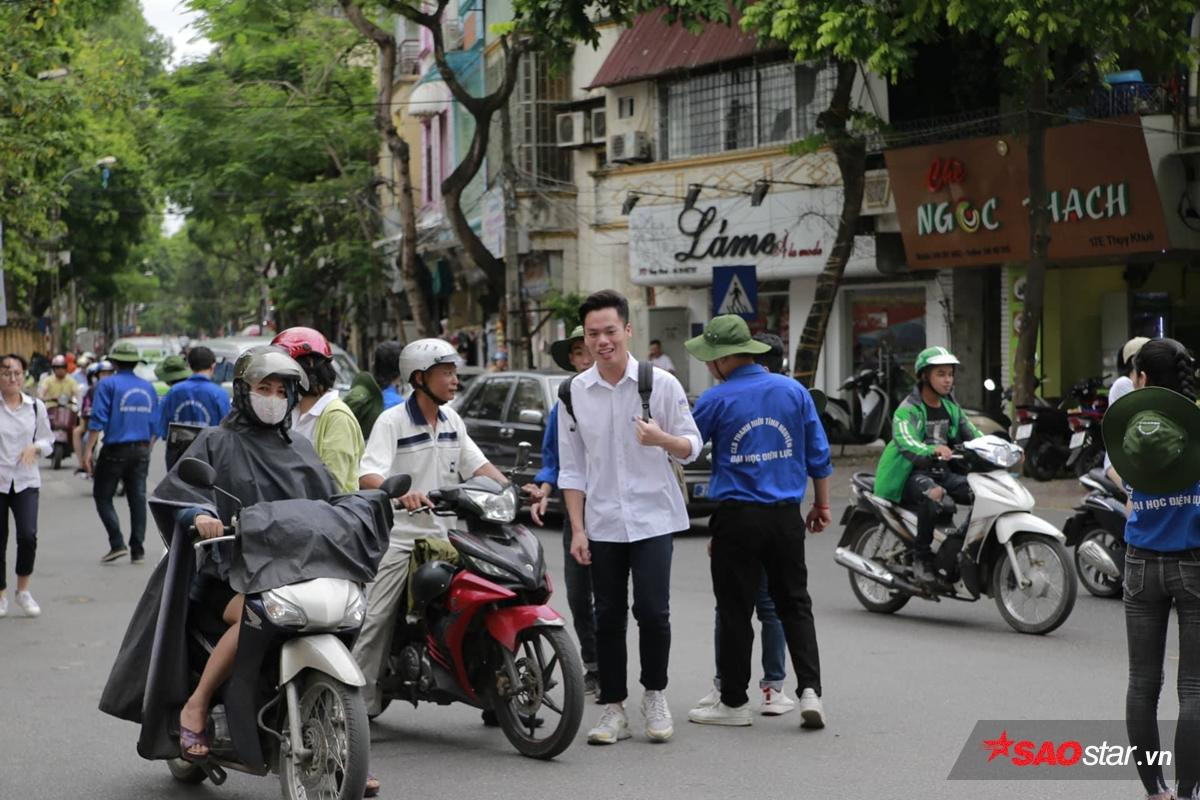 Sát giờ thi môn Toán, Hà Nội bất ngờ đổ mưa, nhiều thí sinh 'co cẳng' chạy cấp tốc vào phòng thi vì sắp muộn giờ Ảnh 22