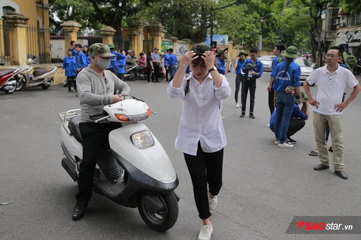 Sát giờ thi môn Toán, Hà Nội bất ngờ đổ mưa, nhiều thí sinh 'co cẳng' chạy cấp tốc vào phòng thi vì sắp muộn giờ Ảnh 23