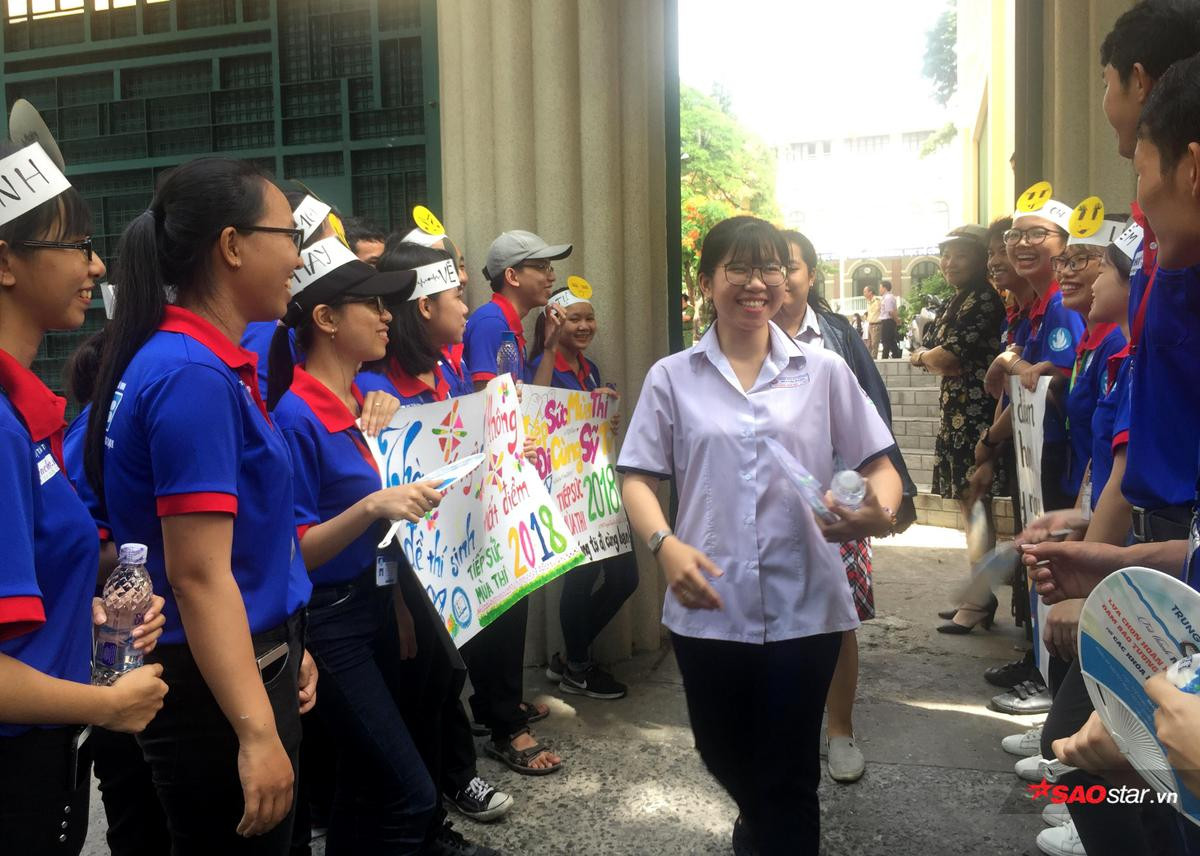 Sĩ tử vui cười rạng rỡ khi ra về, kết thúc ngày 'chinh chiến' đầu tiên với 2 môn Toán và Văn Ảnh 1