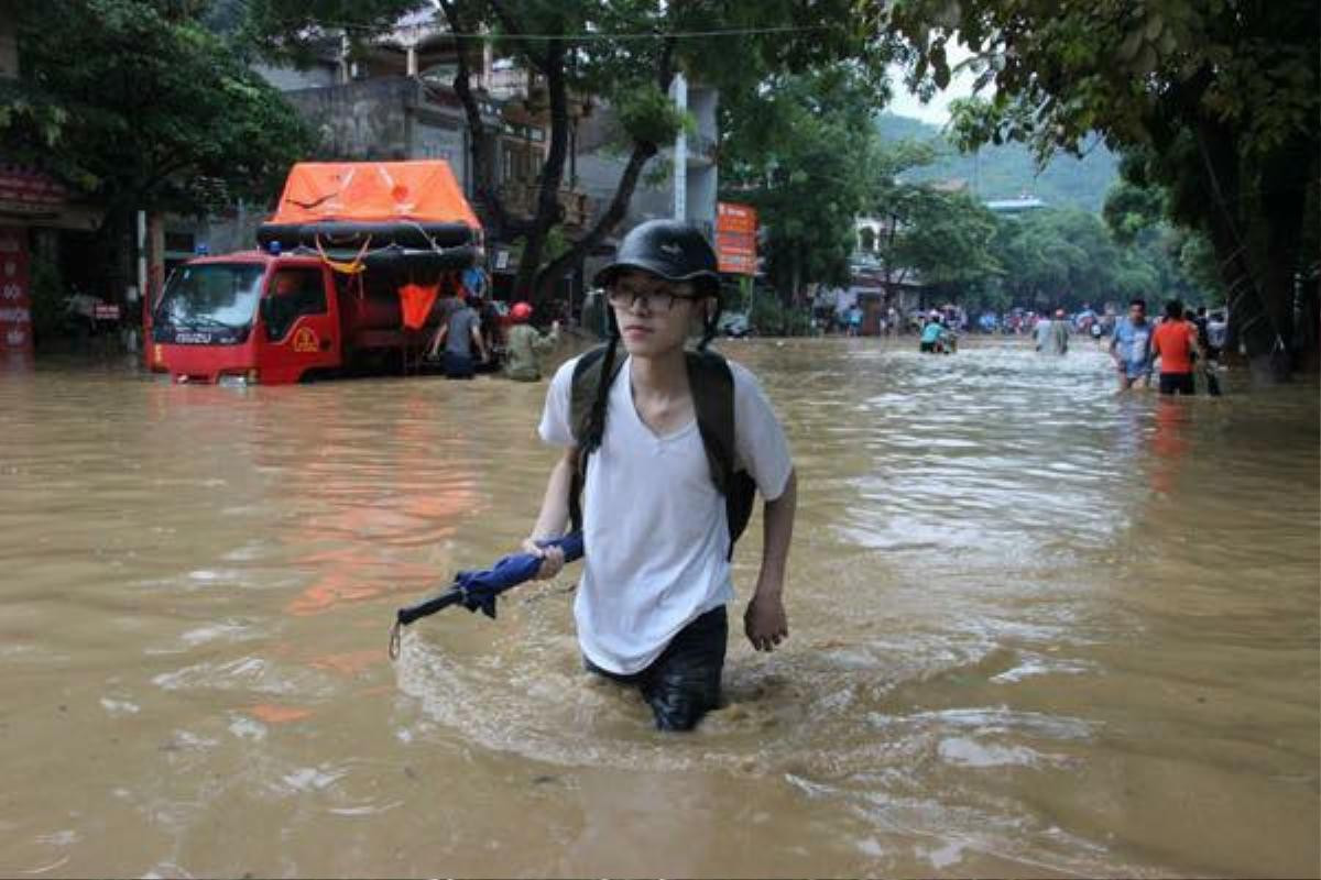 Chùm ảnh: Các sĩ tử vùng cao vượt mưa lũ đi thi THPT Quốc Gia 2018 Ảnh 2