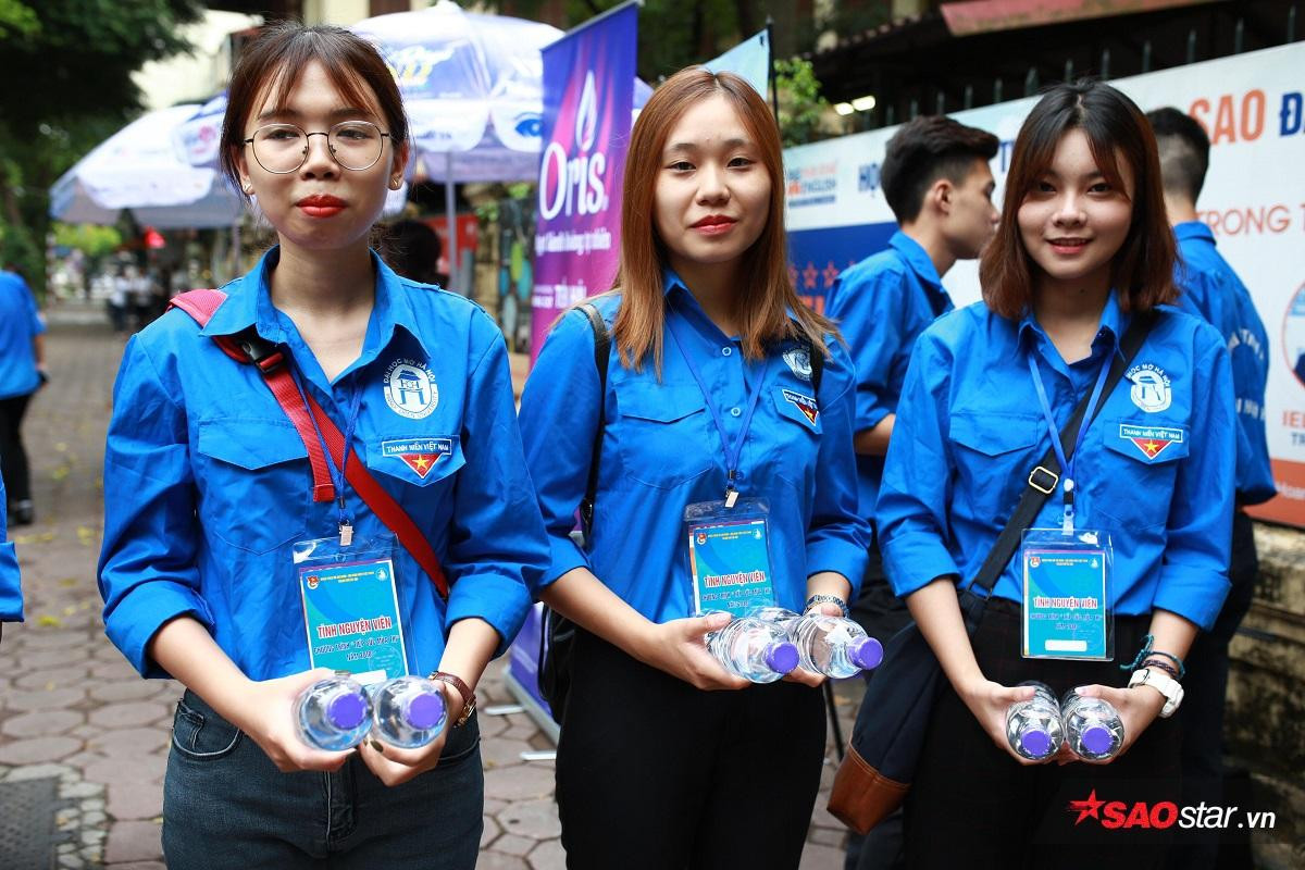 Sinh viên tình nguyện mùa thi THPT quốc gia - Nỗi lòng người vất vả vì sĩ tử nhưng vẫn bị chê không tiếc lời Ảnh 9