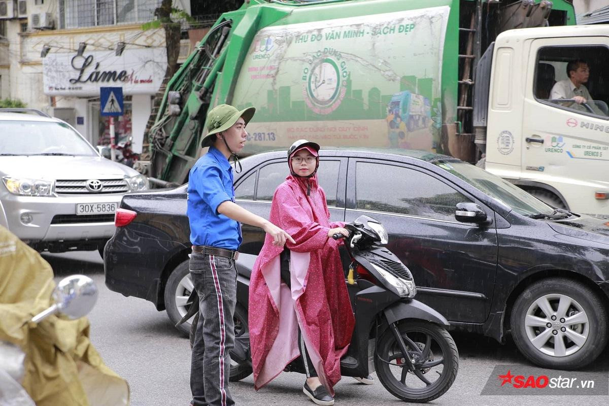 Sinh viên tình nguyện mùa thi THPT quốc gia - Nỗi lòng người vất vả vì sĩ tử nhưng vẫn bị chê không tiếc lời Ảnh 15