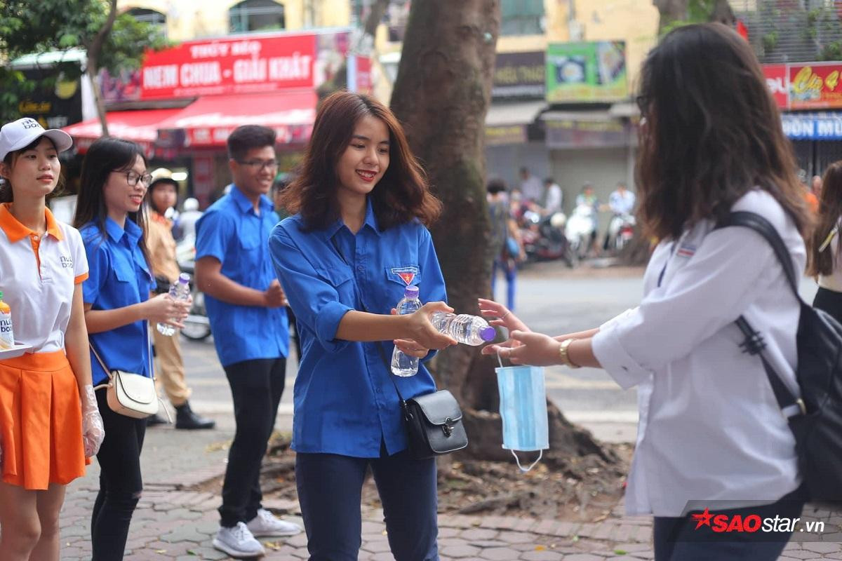 Sinh viên tình nguyện mùa thi THPT quốc gia - Nỗi lòng người vất vả vì sĩ tử nhưng vẫn bị chê không tiếc lời Ảnh 16