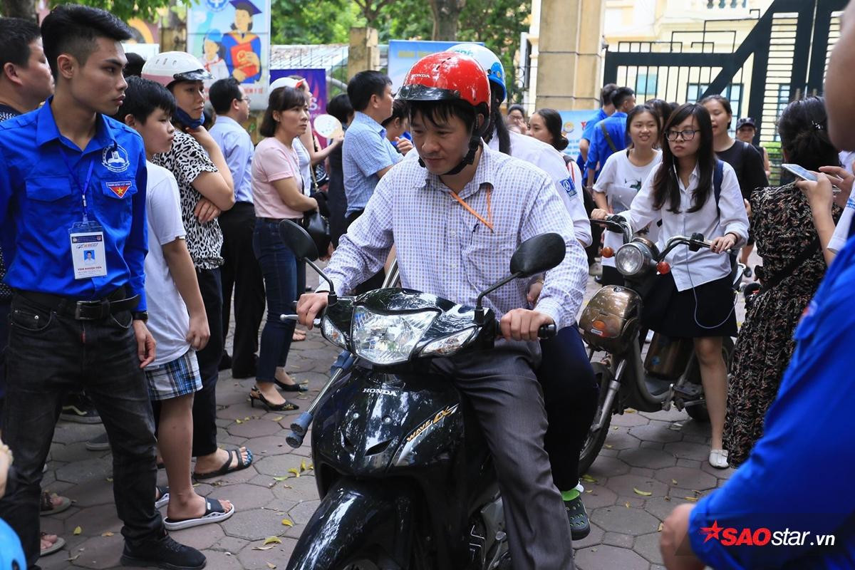 Sĩ tử vui cười rạng rỡ khi ra về, kết thúc ngày 'chinh chiến' đầu tiên với 2 môn Toán và Văn Ảnh 3