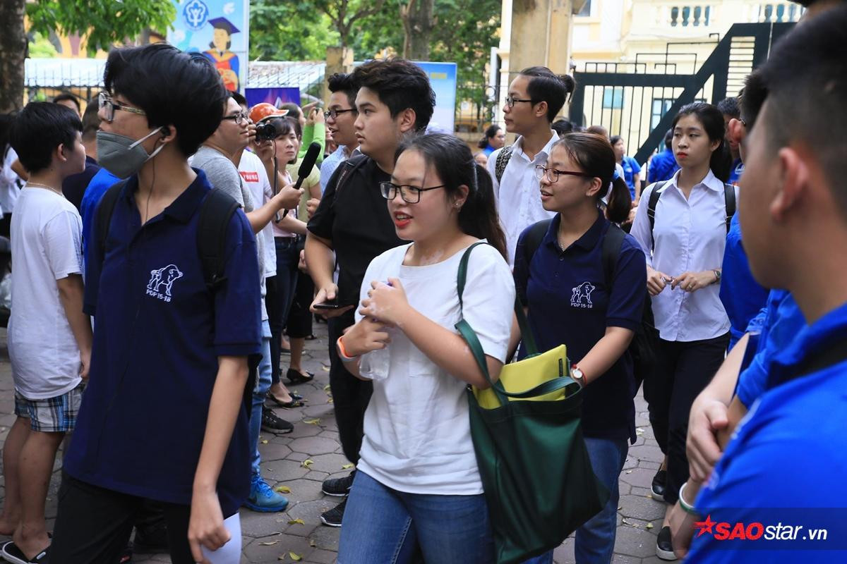 Sĩ tử vui cười rạng rỡ khi ra về, kết thúc ngày 'chinh chiến' đầu tiên với 2 môn Toán và Văn Ảnh 8