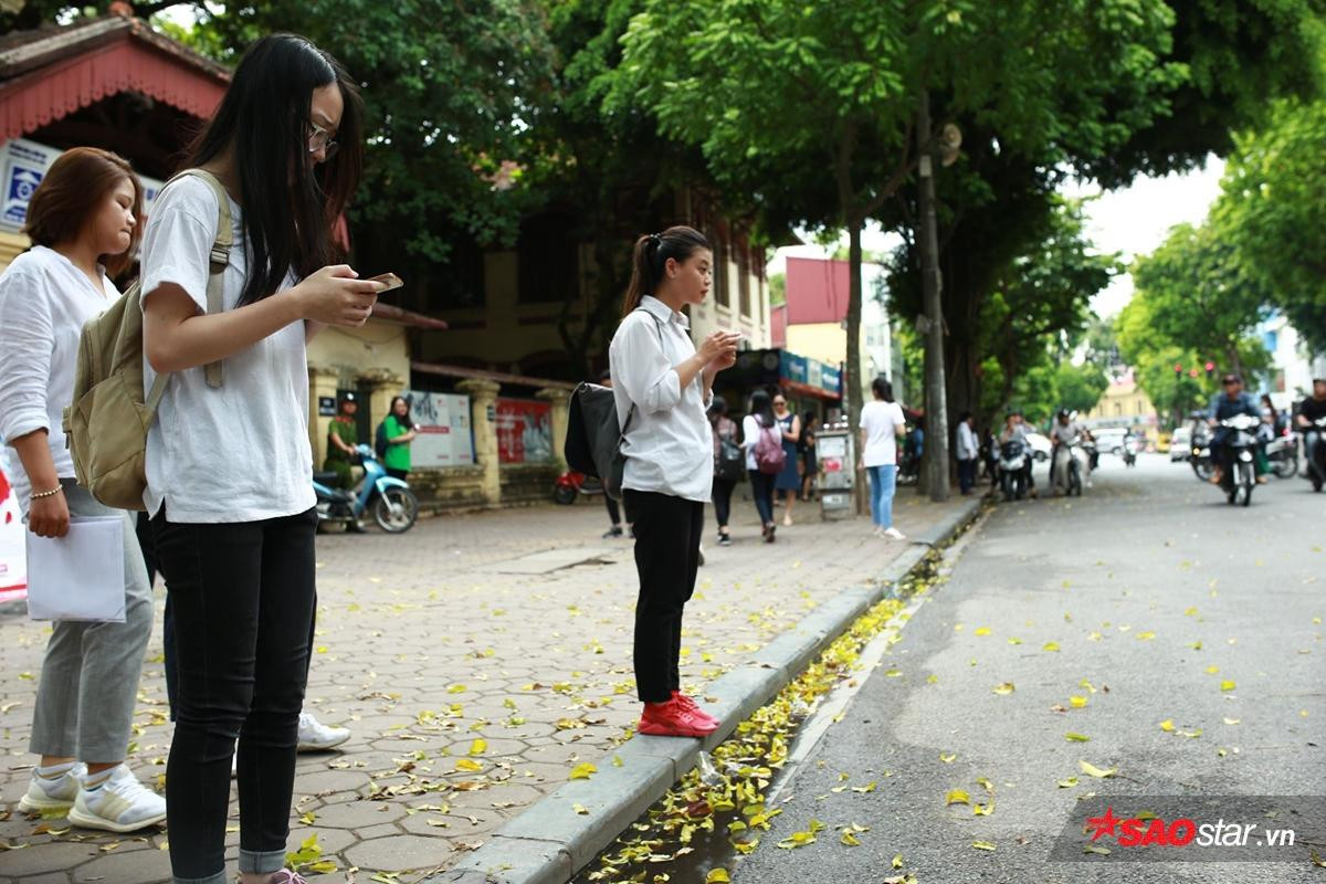 Sĩ tử vui cười rạng rỡ khi ra về, kết thúc ngày 'chinh chiến' đầu tiên với 2 môn Toán và Văn Ảnh 9