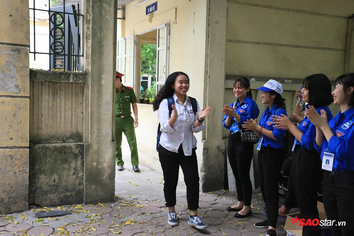 Sĩ tử vui cười rạng rỡ khi ra về, kết thúc ngày 'chinh chiến' đầu tiên với 2 môn Toán và Văn Ảnh 14