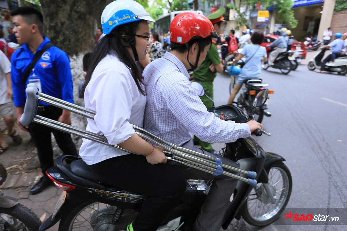 Sĩ tử vui cười rạng rỡ khi ra về, kết thúc ngày 'chinh chiến' đầu tiên với 2 môn Toán và Văn Ảnh 15