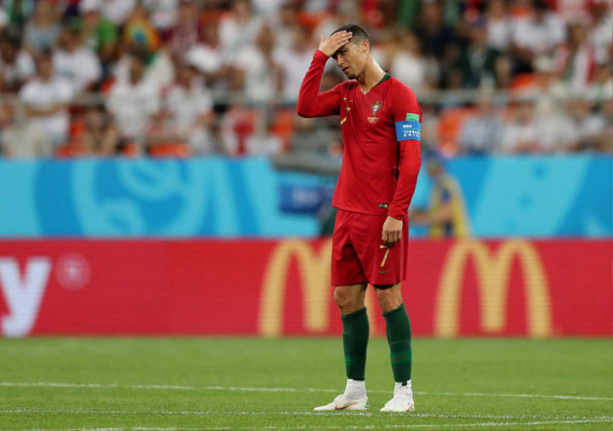 Cận cảnh 'trọng tài' VAR phán xử Ronaldo và Tây Ban Nha, suýt đưa Bồ Đào Nha về nước Ảnh 2