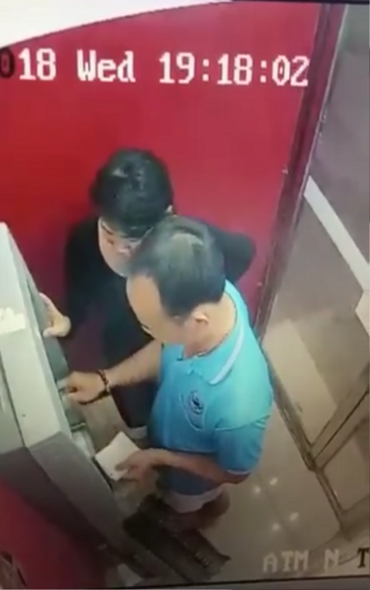 Vụ mất tiền trong tài khoản vì dán mật khẩu lên thẻ ATM:  Cặp vợ chồng rút trộm đã đem tiền trả lại, tỏ thái độ hối lỗi Ảnh 1