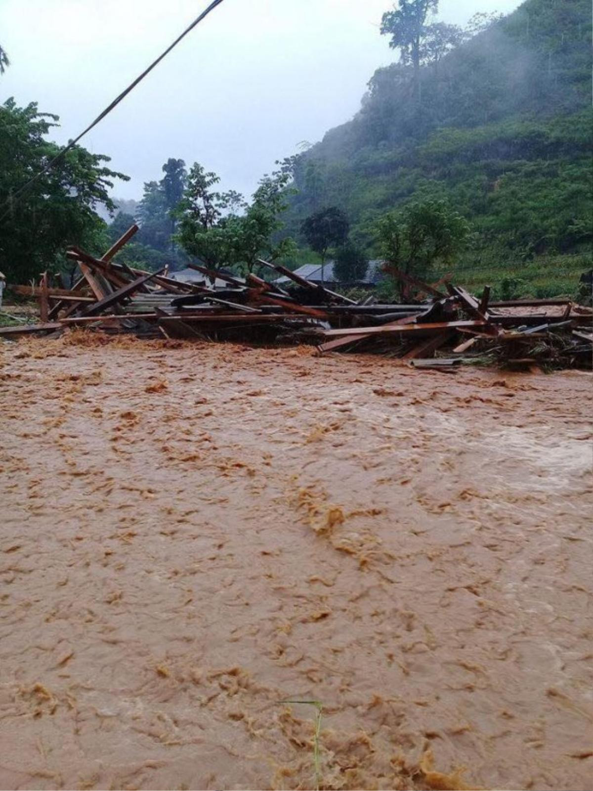 Đau lòng vì lũ lụt kinh hoàng ở Hà Giang, MC Phan Anh ủng hộ 50 triệu, kêu gọi cộng đồng chung tay giúp đỡ bà con gặp nạn Ảnh 1