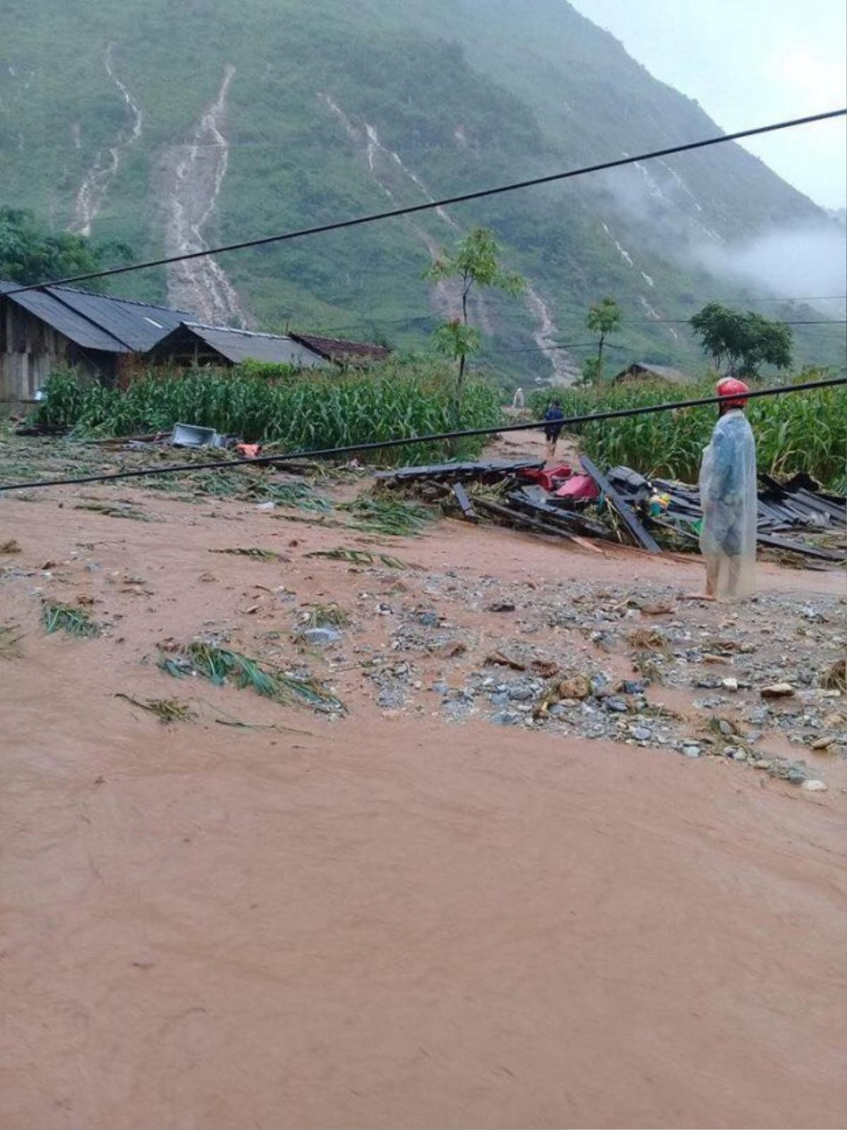 Đau lòng vì lũ lụt kinh hoàng ở Hà Giang, MC Phan Anh ủng hộ 50 triệu, kêu gọi cộng đồng chung tay giúp đỡ bà con gặp nạn Ảnh 2