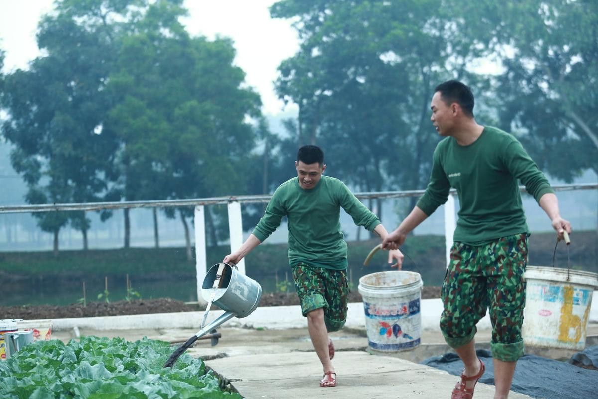 Sau Hương Giang - Khả Ngân, đến lượt Gin Tuấn Kiệt hồ hởi trò chuyện cùng… bầy heo Ảnh 3