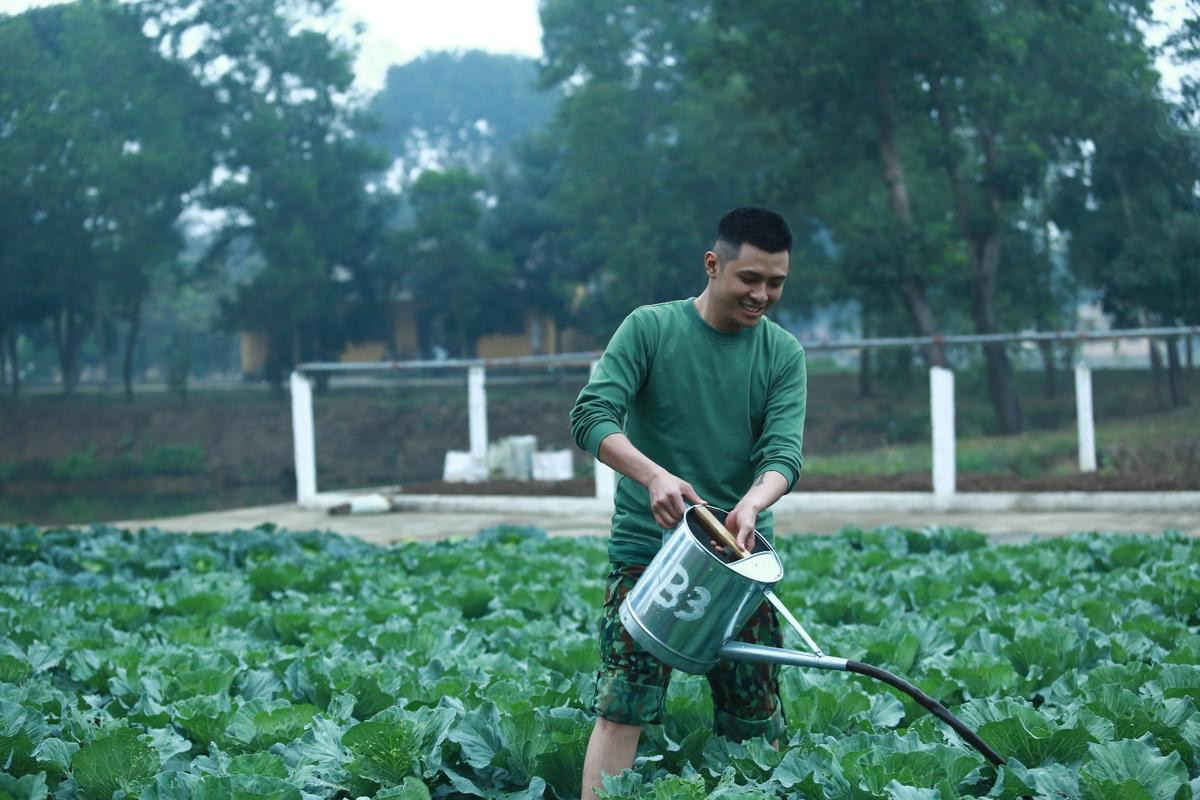 Sau Hương Giang - Khả Ngân, đến lượt Gin Tuấn Kiệt hồ hởi trò chuyện cùng… bầy heo Ảnh 4