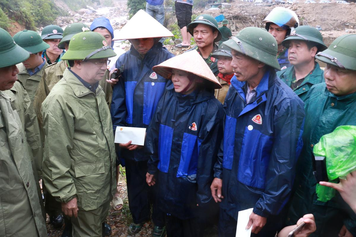 Người phụ nữ có chồng bị nước lũ cuốn trôi: 'Bao giờ mới tìm được chồng cháu đây các bác ơi, đã 3 ngày rồi?' Ảnh 2