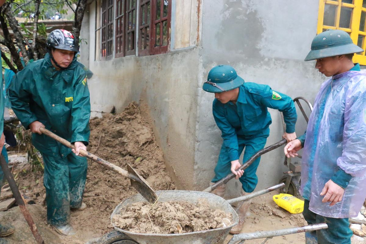 Người phụ nữ có chồng bị nước lũ cuốn trôi: 'Bao giờ mới tìm được chồng cháu đây các bác ơi, đã 3 ngày rồi?' Ảnh 6