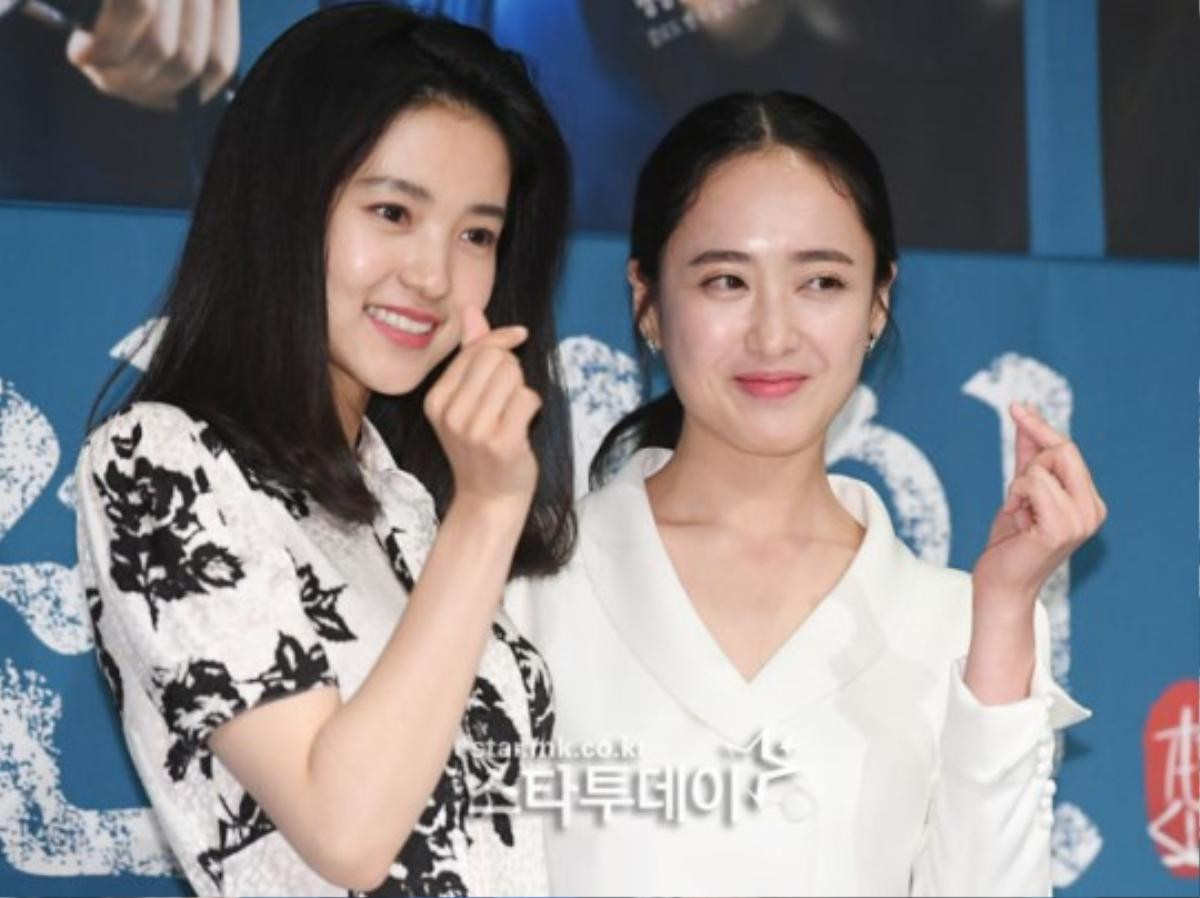 Kim Tae Ri - Kim Min Jung tình tứ, bỏ mặc Lee Byung Hun tại họp báo bom tấn Hàn Quốc 'Mr. Sunshine' Ảnh 16