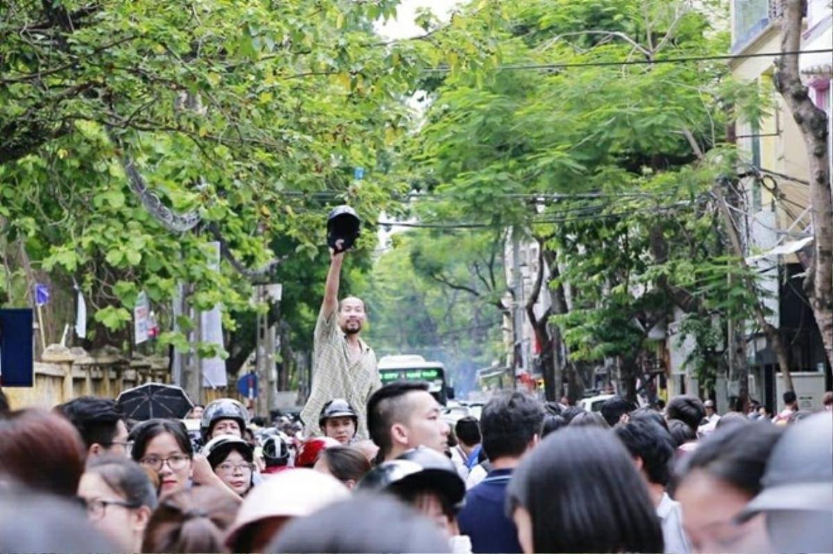 'Con ơi, bố ở đây' - Bức ảnh ông bố vượt lên biển người để đón con sau buổi thi gây xúc động mạnh Ảnh 1