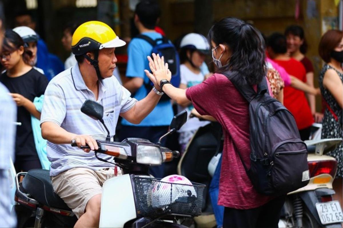 'Con ơi, bố ở đây' - Bức ảnh ông bố vượt lên biển người để đón con sau buổi thi gây xúc động mạnh Ảnh 3