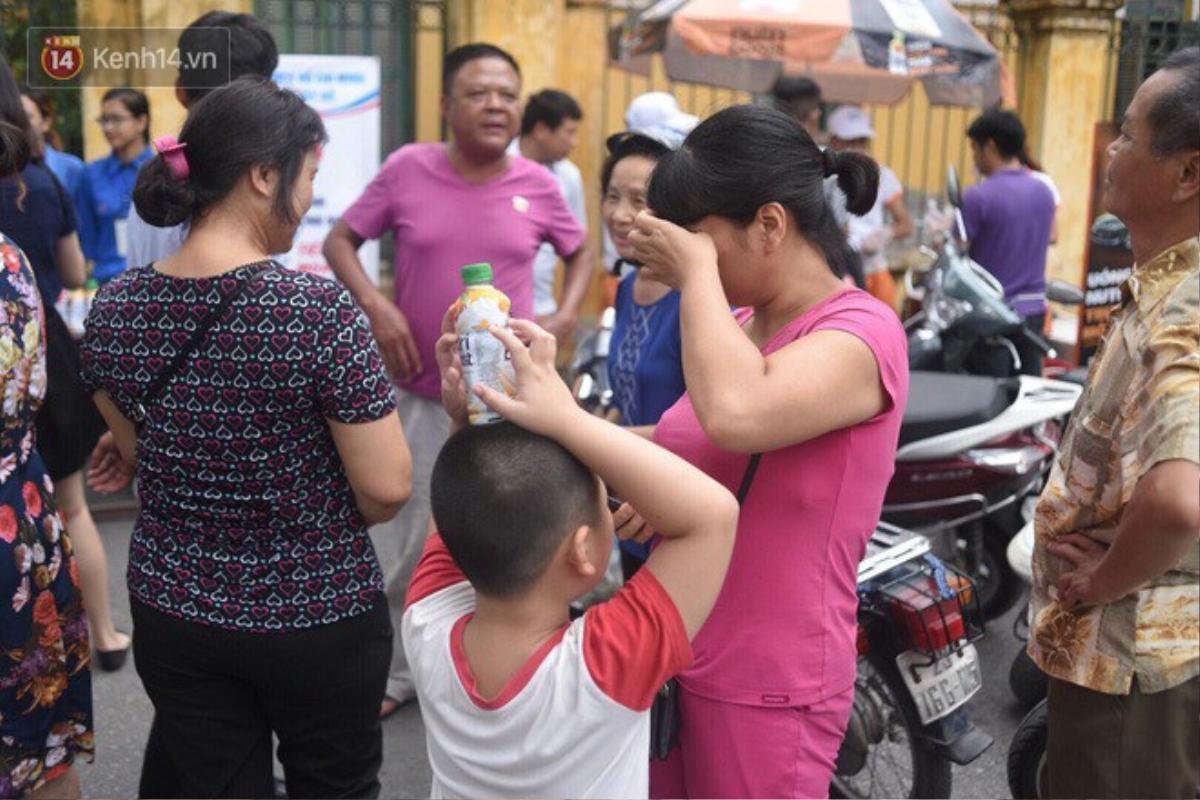 'Con ơi, bố ở đây' - Bức ảnh ông bố vượt lên biển người để đón con sau buổi thi gây xúc động mạnh Ảnh 4