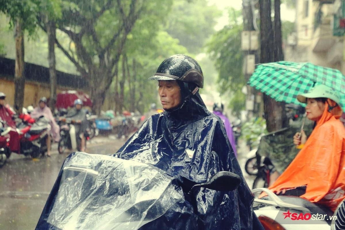 Kết thúc ngày chinh chiến cuối cùng của kỳ thi THPT quốc gia, sĩ tử Hà Nội 'ướt như chuột lột' vì ra về giữa cơn mưa tầm tã Ảnh 1