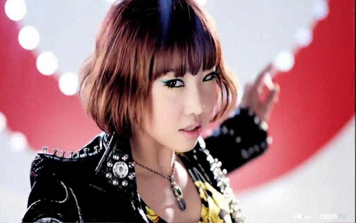 Sự thay đổi ngoại hình của cựu thành viên 2NE1 Minzy khiến fan hoang mang Ảnh 7