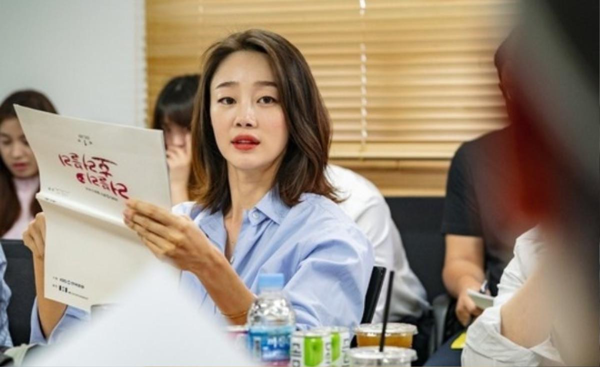 Song Ji Hyo - Park Shi Hoo giản dị, Eun Jung - Lee Kikwang đẹp rạng ngời đọc kịch bản 'Lovely Horribly' Ảnh 7