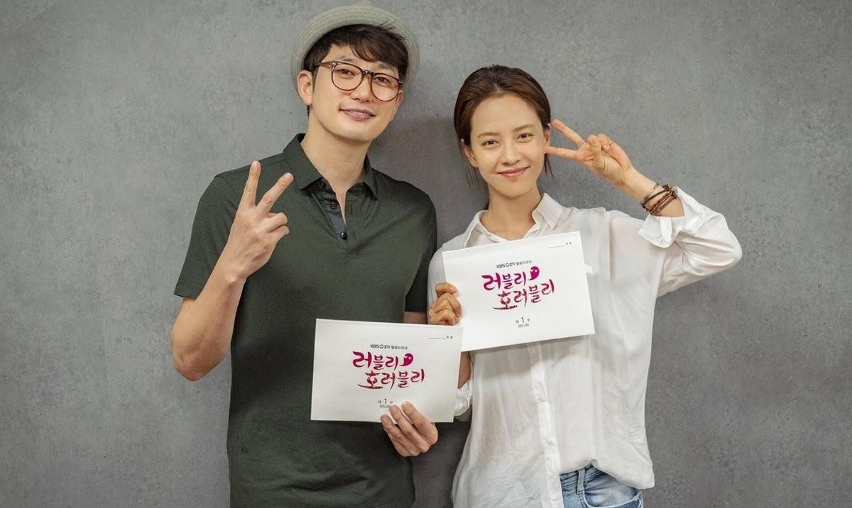 Song Ji Hyo - Park Shi Hoo giản dị, Eun Jung - Lee Kikwang đẹp rạng ngời đọc kịch bản 'Lovely Horribly' Ảnh 2