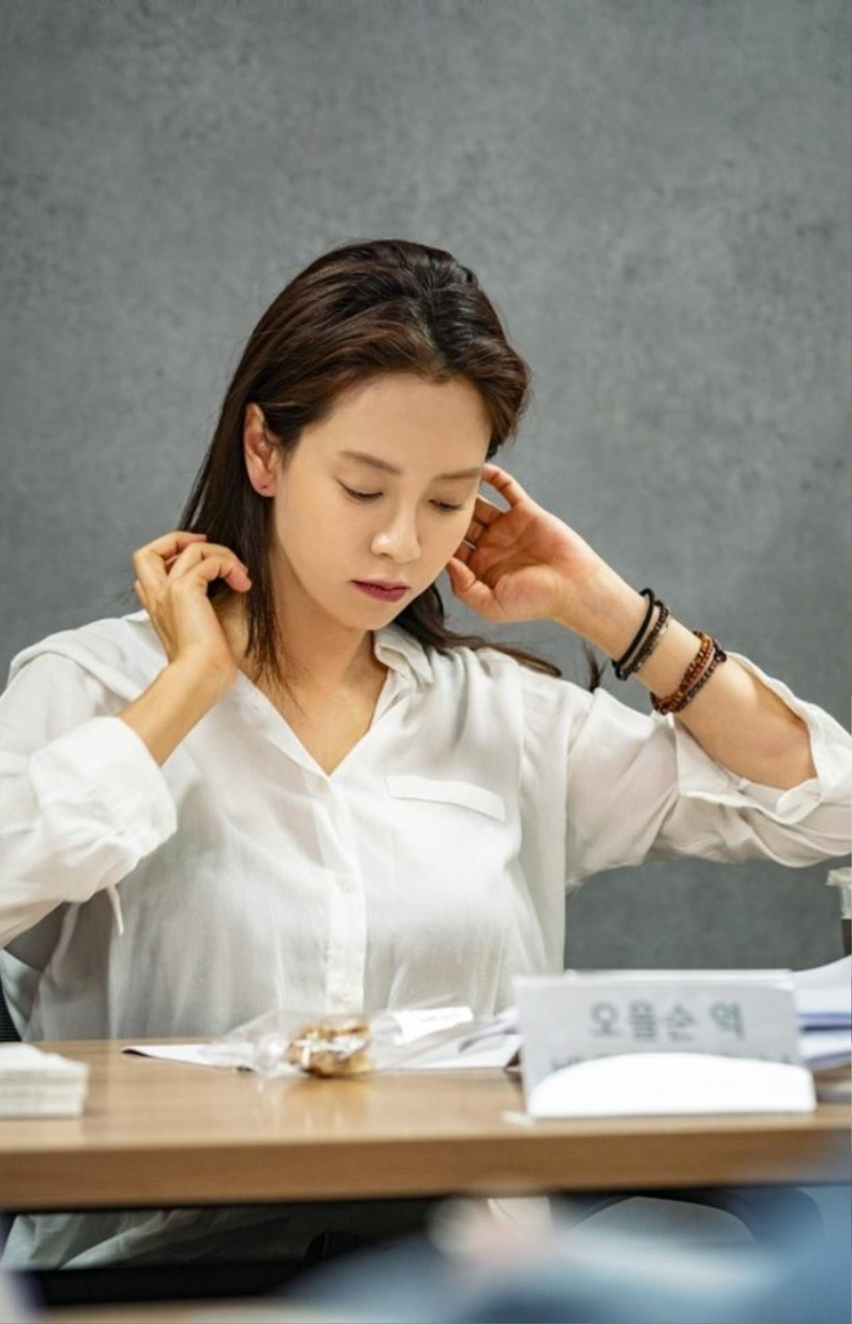 Song Ji Hyo - Park Shi Hoo giản dị, Eun Jung - Lee Kikwang đẹp rạng ngời đọc kịch bản 'Lovely Horribly' Ảnh 4