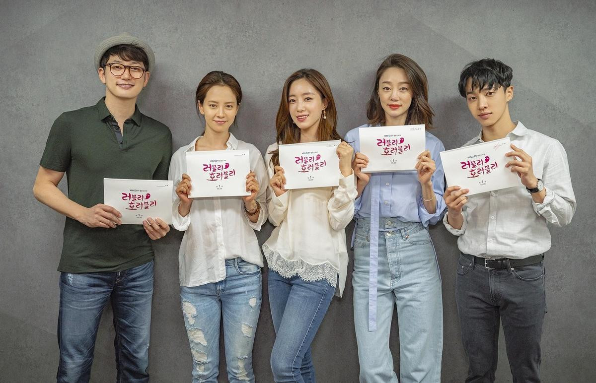 Song Ji Hyo - Park Shi Hoo giản dị, Eun Jung - Lee Kikwang đẹp rạng ngời đọc kịch bản 'Lovely Horribly' Ảnh 1