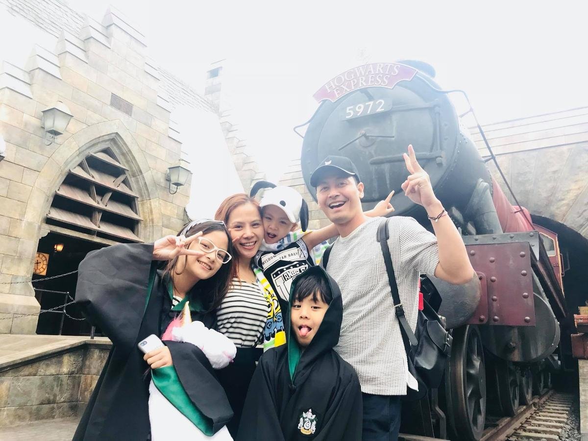 Ngày Gia đình Việt Nam: Phan Anh đưa cả nhà thăm Hogwarts, Quốc Cơ - Quốc Nghiệp cùng con diễn xiếc Ảnh 1