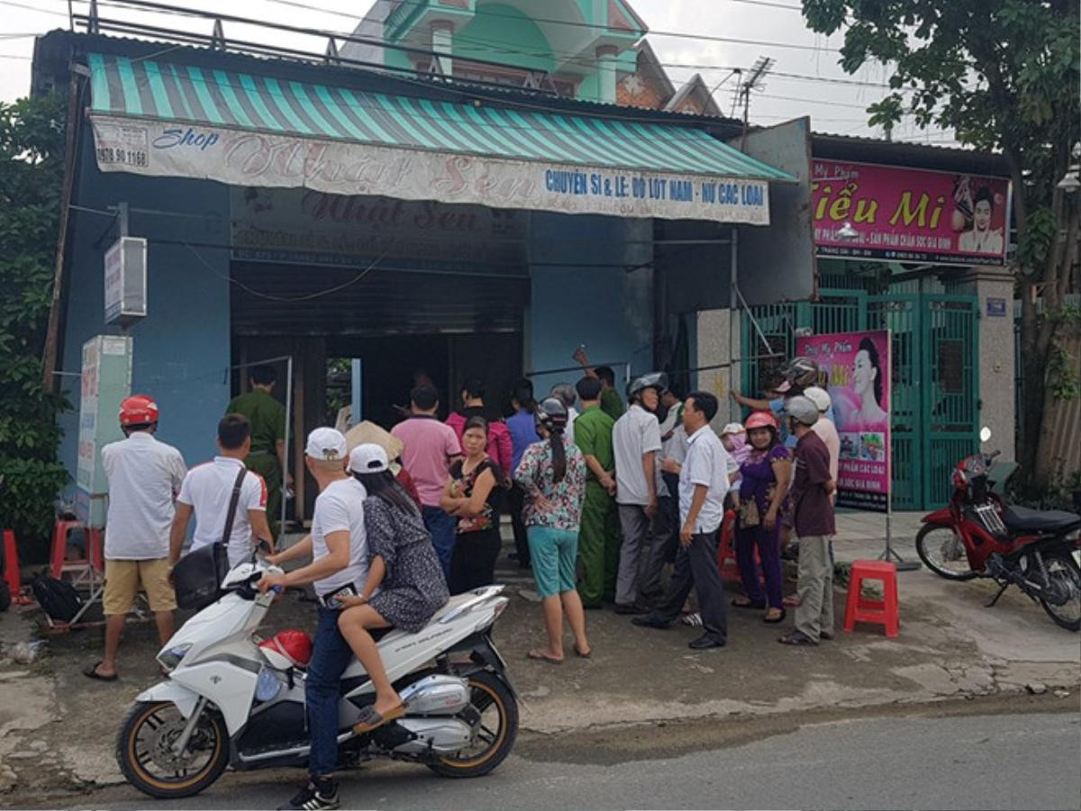 Cửa hàng thời trang nghi bị kẻ lạ mặt đổ xăng, phóng hỏa gây thiệt hại 300 triệu đồng Ảnh 1