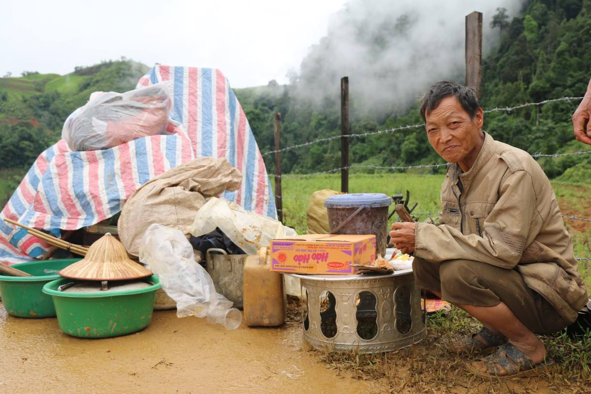 Sạt núi vùi lấp toàn bộ 28 ngôi nhà cùng toàn bộ tài sản của người dân trong bản Sáng Tùng Ảnh 8