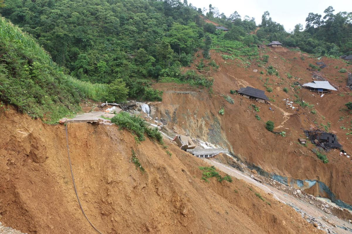 Sạt núi vùi lấp toàn bộ 28 ngôi nhà cùng toàn bộ tài sản của người dân trong bản Sáng Tùng Ảnh 3