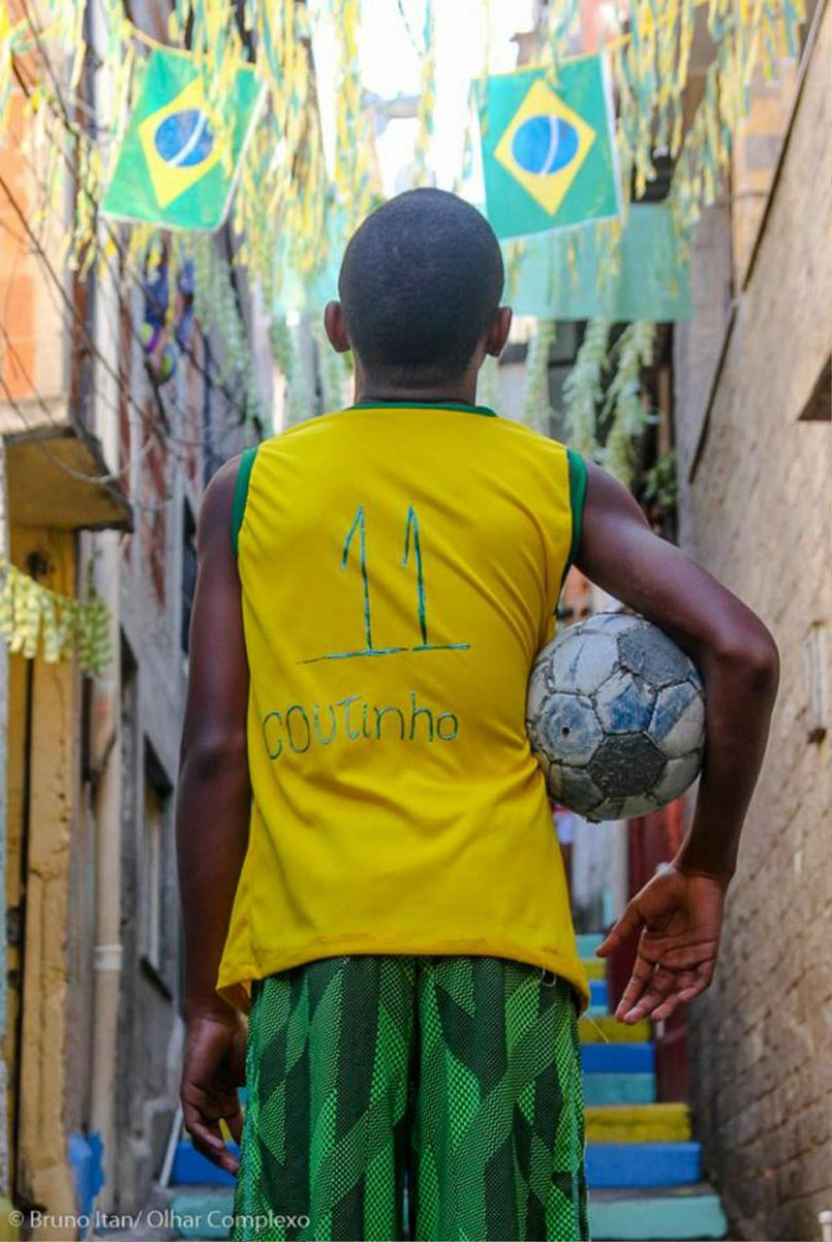 Cậu bé Brazil viết tên thần tượng lên áo gây 'bão' mạng và món quà bất ngờ gửi từ World Cup Ảnh 3